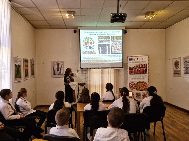 Майсторът на шевици Ани Йовева разкри пред самоковски ученици тайните на занаята