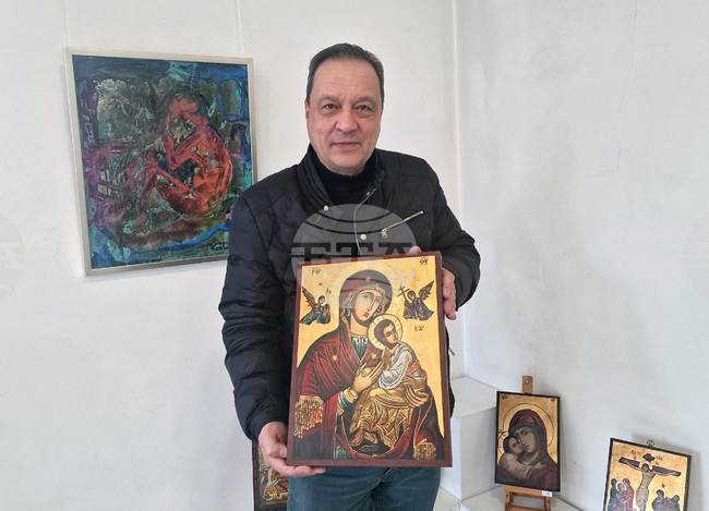 Художникът и скулптор Константино Льондев показва в трета самостоятелна изложба в Хасково новото си амплоа на иконописец