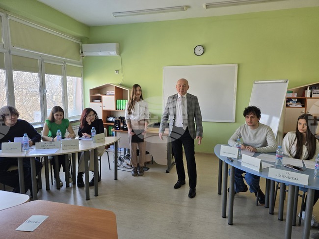 Две плевенски гимназии възстановяват традицията за междуучилищен дебат