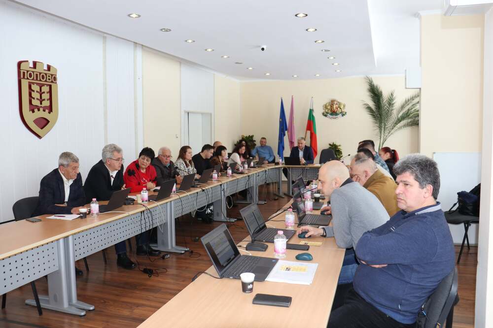 Очакваното приемане и въвеждане на еврото като валута наложи промени в четири наредби, действащи в община Попово