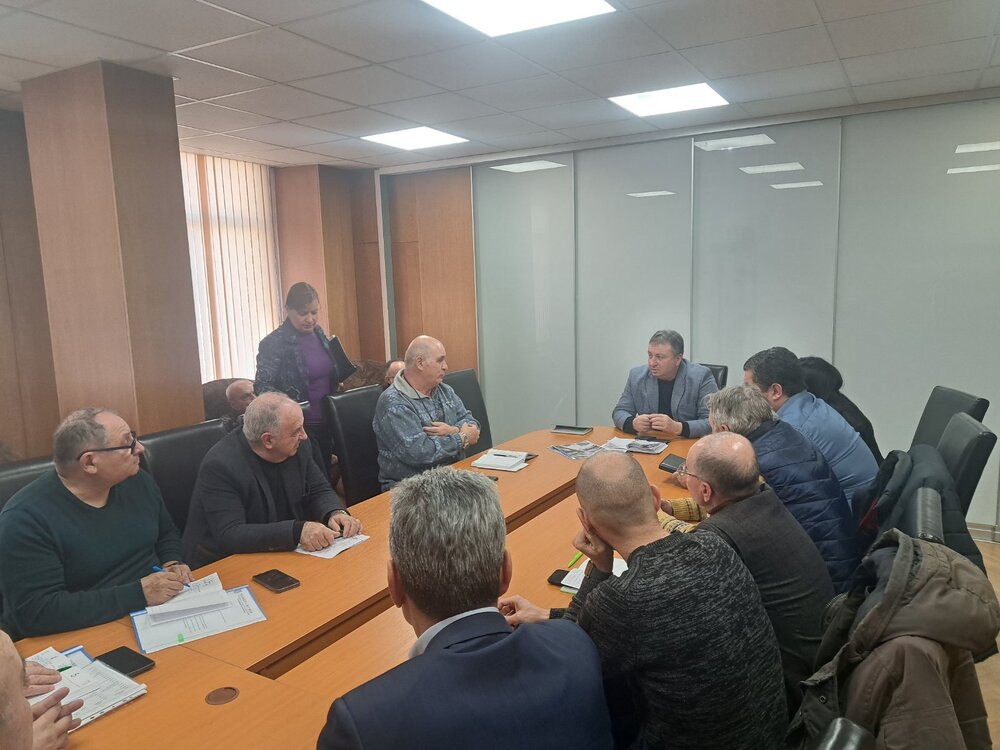 Належащо е обезопасяването от ледени висулки на сградите в Шумен, предупреди кметът проф. Христо Христов 