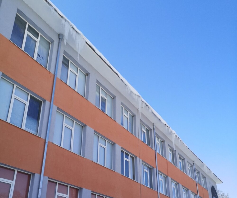 Кметът на Шумен проф. Христов: Премахването на ледените висулки е задължение на собствениците на сгради, гражданите да бъдат внимателни