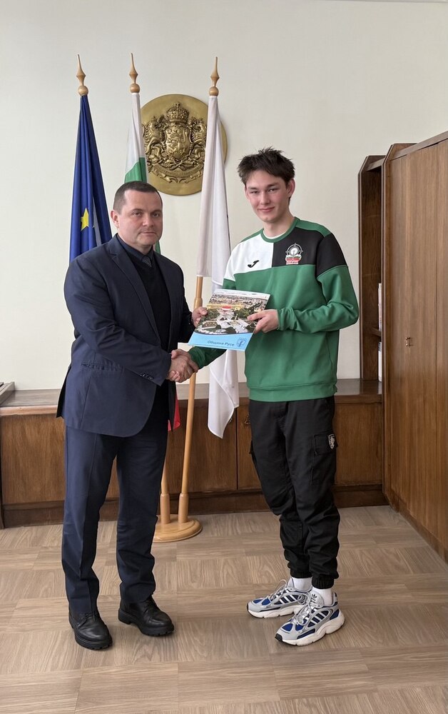 Кметът на община Русе Пенчо Милков отличи европейския шампион по стрелба с въздушен пистолет Дамян Илиев