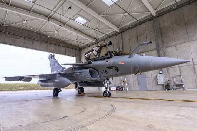 ХИНА: В Хърватия пристигна десетият от 12-те френски бойни самолета „Рафал“, като последните два трябва да пристигнат до края на април