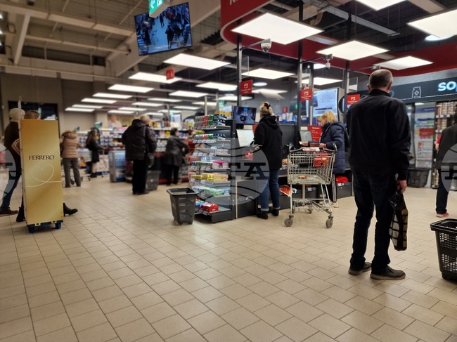 Не се наблюдава отлив на потребители във втория ден на бойкота на големите хранителни вериги в Перник 