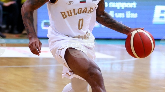 Българският национал Коди Милър-Макинтайър завърши с 8 точки и 7 асистенции при нова победа на Цървена звезда в Евролигата