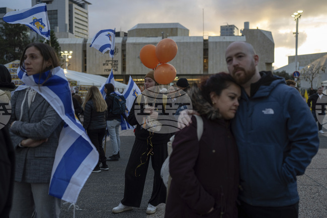 Споменът за всеобщата травма от атаката на "Хамас" отпреди две години все още е надвиснал над Израел, пише "Гардиън"