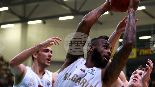 Коди Милър-Макинтайър и Цървена звезда стигнаха до обрат срещу Олимпиакос с Везенков в мач от Евролигата