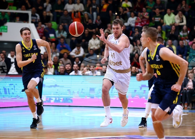 Vezenkov Leads Bulgaria's Basketball Team to Victory over Sweden