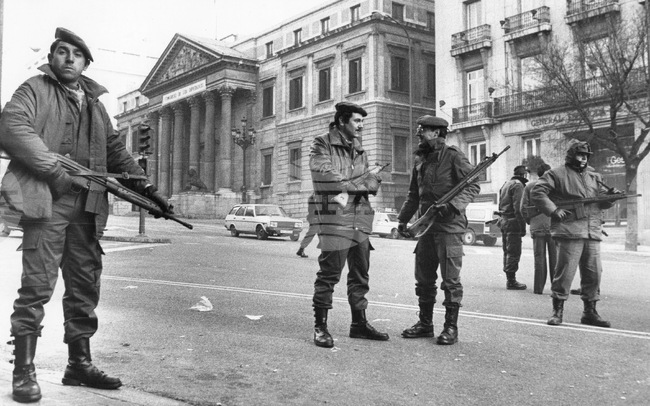 Военни правят неуспешен опит за държавен преврат в Испания преди 44 години