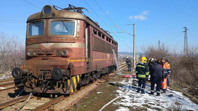 Локомотив без композиция се запали край Стара Загора, пожарът вече е потушен