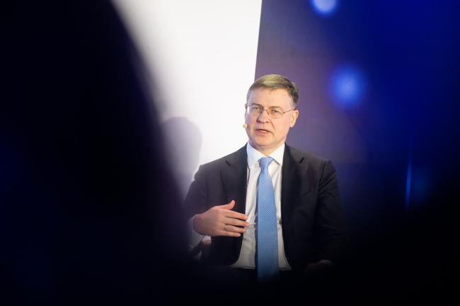 ЕК остава ангажирана със зеления и цифровия преход, заяви еврокомисарят Валдис Домбровскис