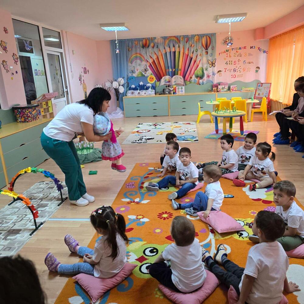 Пилотно прилагане на педагогическата практика "Утринна история" в яслите започва Министерството на образованието от тази учебна година