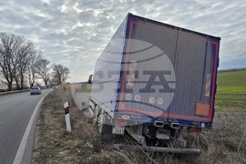 Пловдив - камион извън пътната настилка