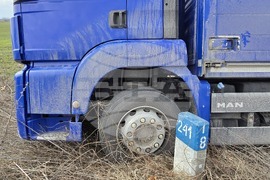 Пловдив - камион извън пътната настилка
