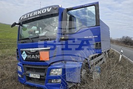 Пловдив - камион извън пътната настилка