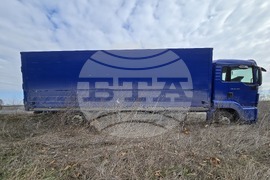 Пловдив - камион извън пътната настилка