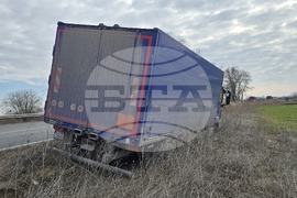Пловдив - камион извън пътната настилка