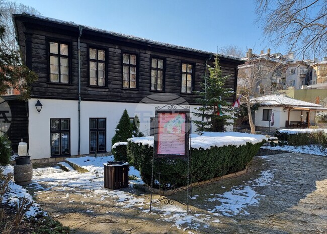 Изложба в Духовно-просветния център „Св. Архангел Михаил“ във Варна припомня за църковното и училищно дело в региона