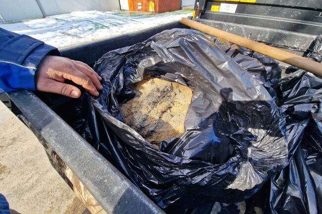 Около 40 чувала с парчета мазут са събрани от ивицата на плажа край Созопол