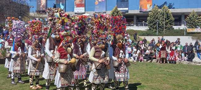 Над 700 маскирани персонажи гонят злото през март в Стара Загора