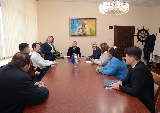 Кметът Благомир Коцев обсъди с фолклорната общност в града създаването на професионален фолклорен ансамбъл на Варна