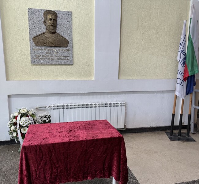 Община Русе: С откриване на барелеф на майор Атанас Узунов Спортното училище отбеляза патронния си празник