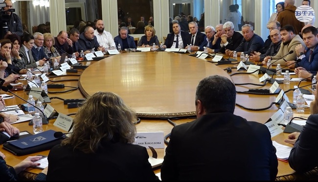 Земеделски производители у нас поискаха гаранции продуктите им да бъдат предлагани от големите вериги и се съгласиха, че е необходим таван на надценките