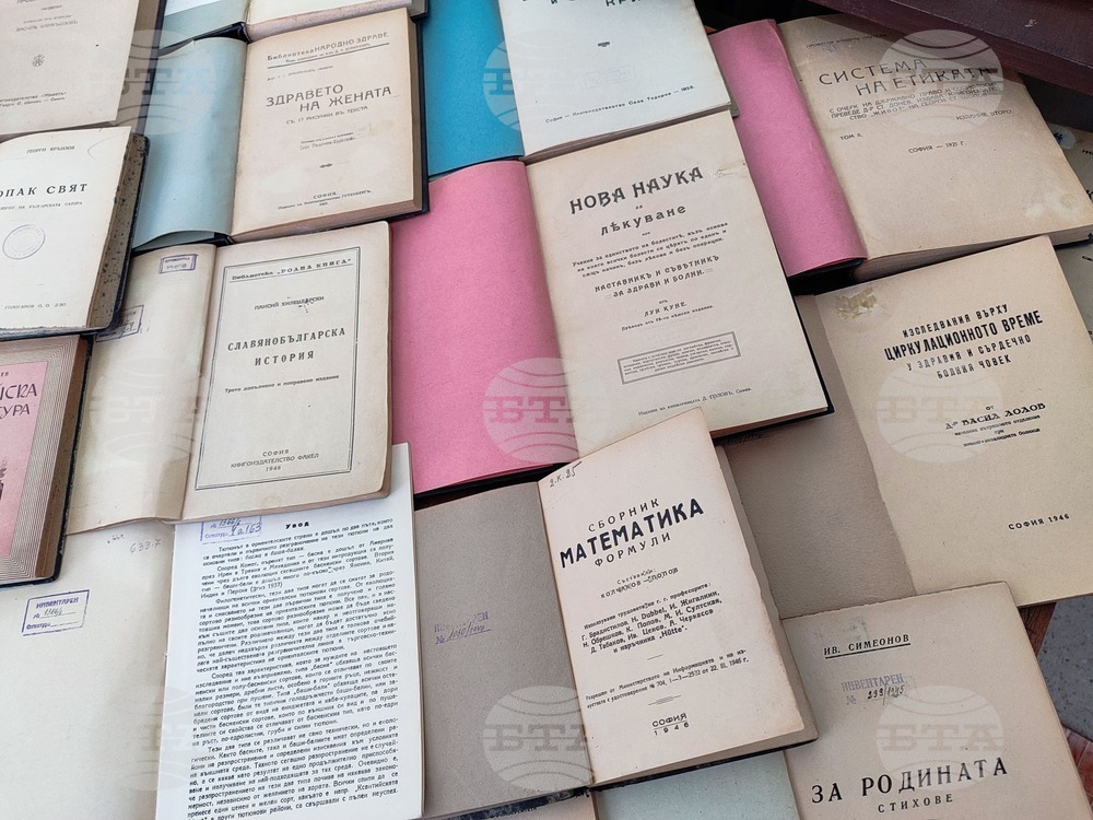 Градската библиотека в Свищов подреди изложба с част от първите книги, постъпили във фонда ѝ