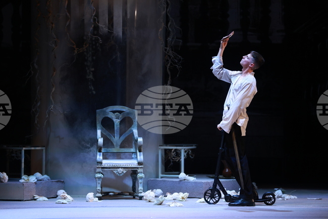 Режисьорът Стоян Радев за „Хамлет“: Житейската връзка между баща и син Атанасови става камертон на цялото представление