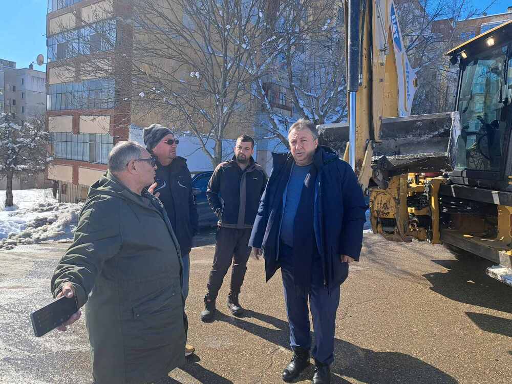 Кметът на Шумен нареди през почивните дни всички дежурни екипи за снегопочистване да са на терен и да има групи на разположение