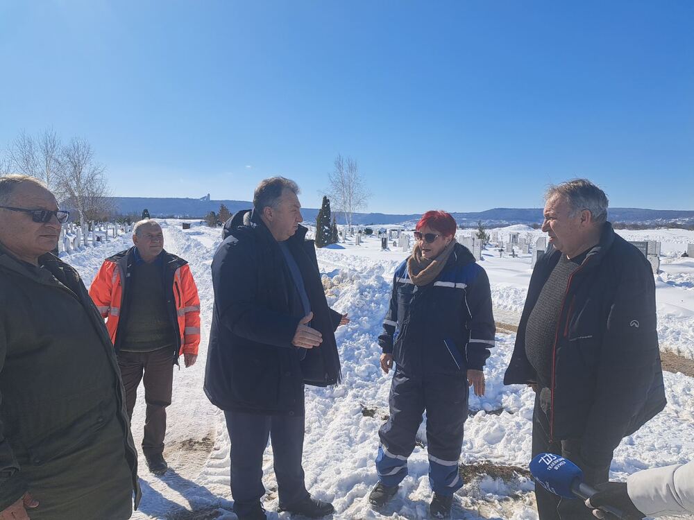 Община Шумен: Кметът лично провери проходимостта на алеите на Гробищния парк