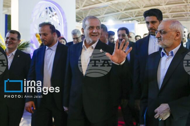 ИРНА: Президентът на Иран посети Евразийското изложение в Техеран