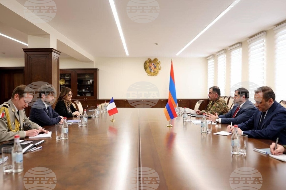 АРМЕНПРЕС: Министърът на отбраната на Армения и френският посланик обсъдиха програмите за сътрудничество в сферата на отбраната