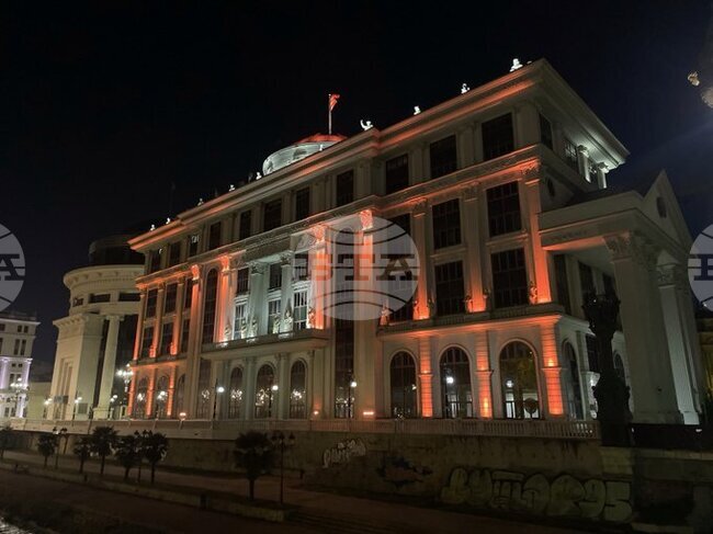 Сградата на Министерството на външните работи в Скопие е осветена в оранжево в знак на солидарност към семейство Бибас