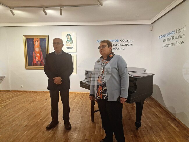 Проф. Чавдар Попов за изложбата "Образни мотиви на български моми и невести": Дечко се отличава с изключителни пластика и артистизъм