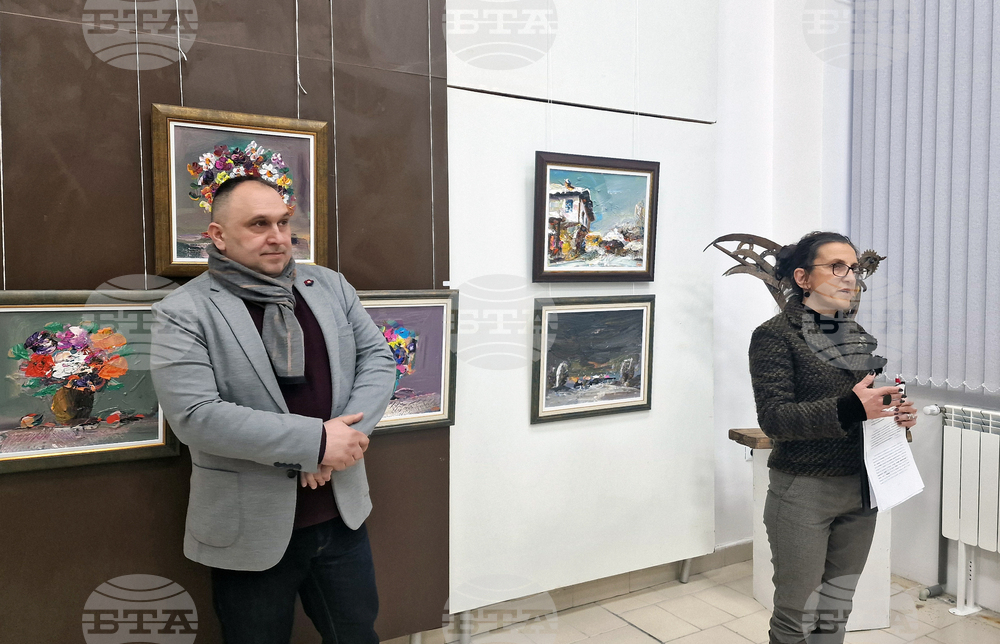 Художникът Орхан Исмаил посвети най-новата си изложба в библиотеката в Разград на своя баща