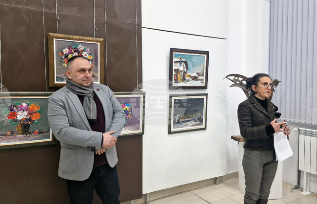 Художникът Орхан Исмаил посвети най-новата си изложба в библиотеката в Разград на своя баща