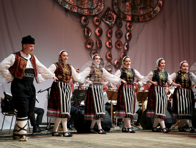 Танцьорите на Варненския свободен университет и Капанският ансамбъл представиха във Варна новия си спектакъл „Стъпяй, пристъпяй“