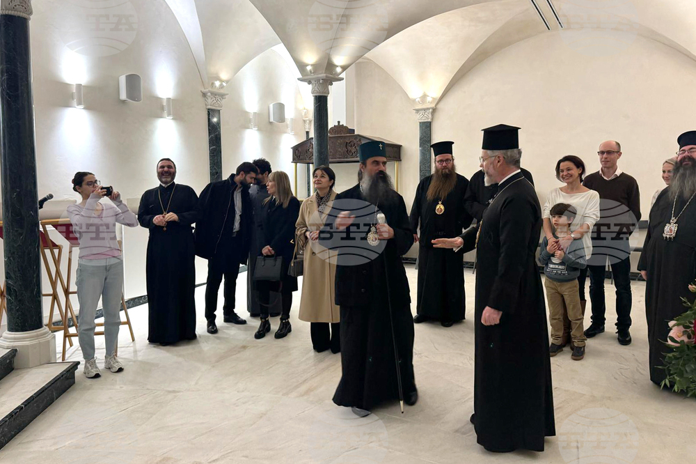 Patriarch Daniil Lights First Candle at Bulgarian Church in London