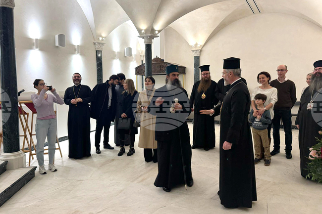 Patriarch Daniil Lights First Candle at Bulgarian Church in London