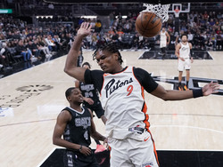 Pistons Spurs Basketballl