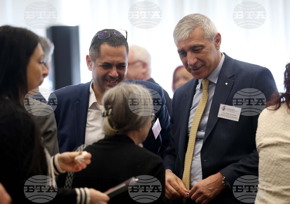 Адвокатурата е сред стълбовете на правовата държава и е гарант за върховенството на закона, се казва в приветствие на президента към Висшия адвокатски съвет