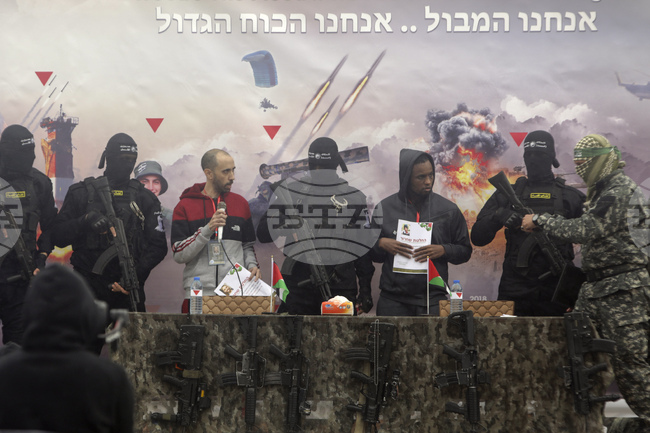 "Хамас" предаде на Червения кръст двама от общо шестимата израелски заложници, които се планира да бъдат освободени днес