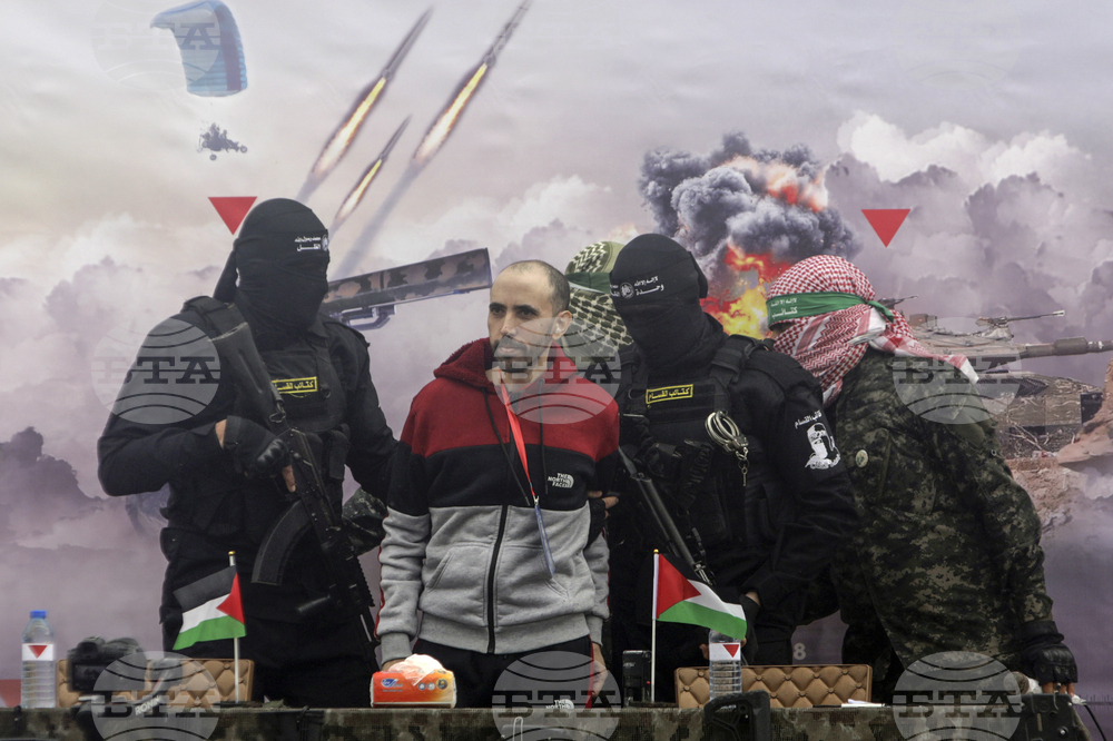 Твърдението на Израел, че церемониалното предаване на израелските заложници е "унизително", е претекст за бягство от задълженията, каза "Хамас" 