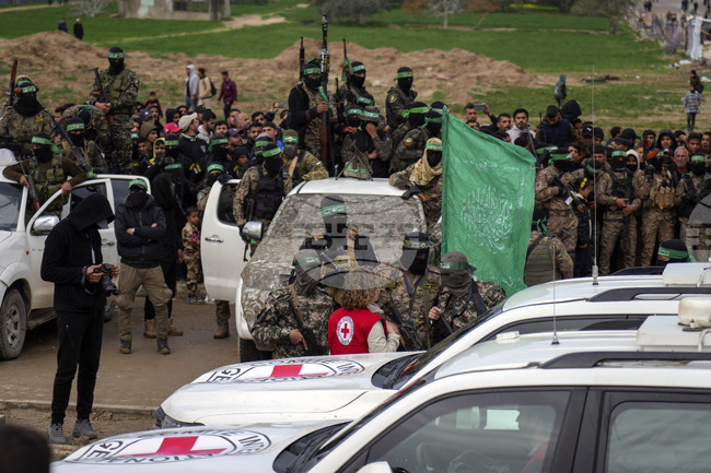 "Хамас" освободи още трима израелски заложници
