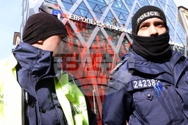 Напрежение възникна пред сградата на представителството на ЕК в София по време на протест на "Възраждане" срещу еврото