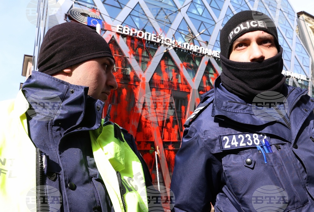 Напрежение възникна пред сградата на представителството на ЕК в София по време на протест на "Възраждане" срещу еврото