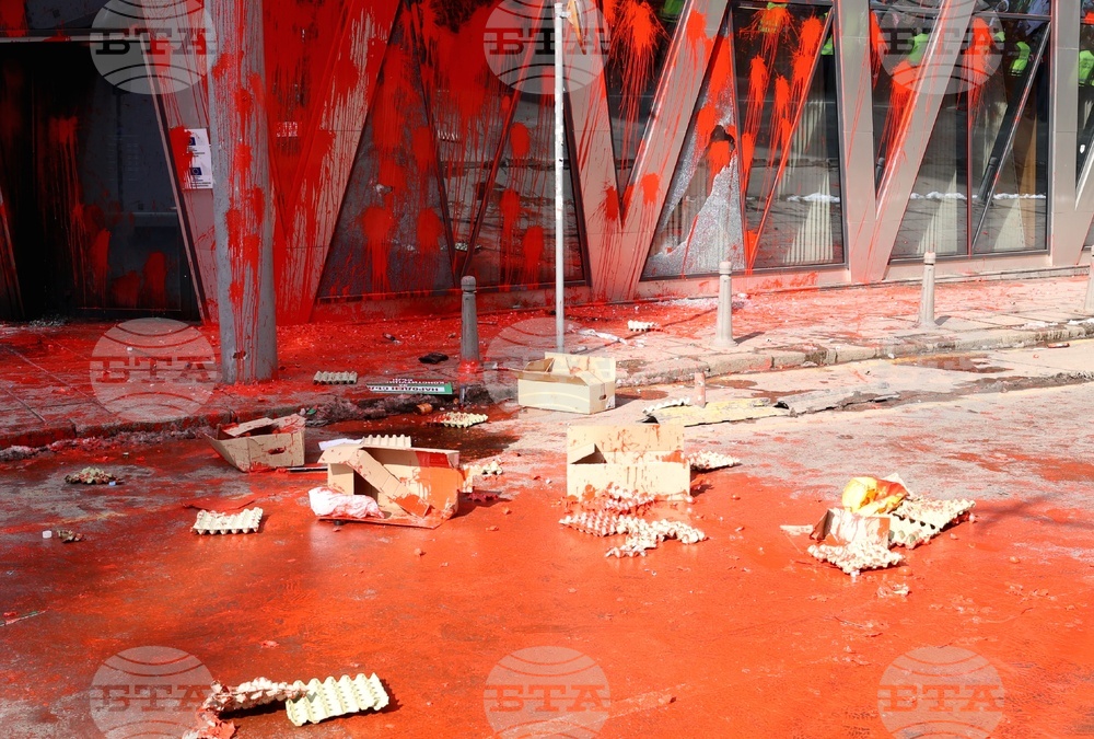 Напрежение възникна пред сградата на представителството на ЕК в София по време на протест на "Възраждане" срещу еврото