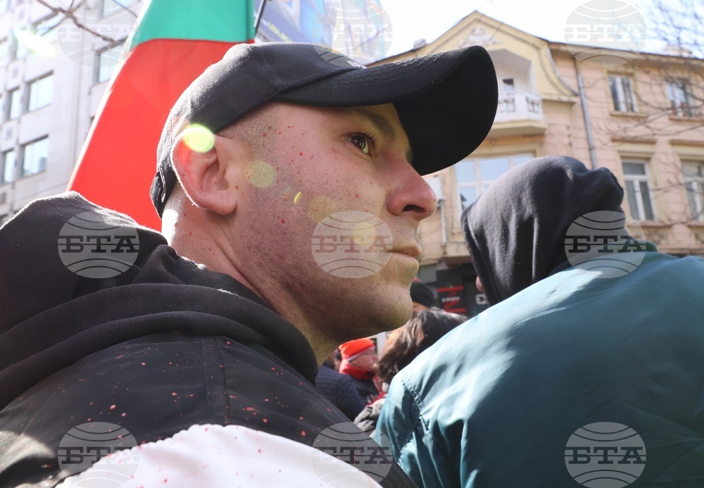 Напрежение възникна пред сградата на представителството на ЕК в София по време на протест на "Възраждане" срещу еврото